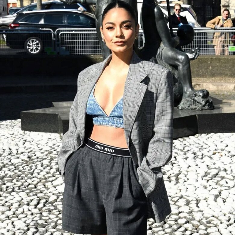 Vanessa Hudgens quá sức nóng bỏng khi phối áo nội y denim cùng chiếc quần trứ danh này, cân bằng sắc thái với chiếc blazer kẻ sọc sang trọng. 