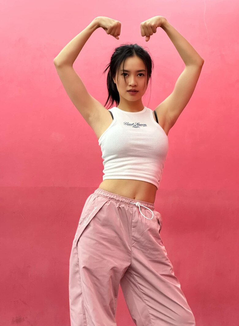 Croptop là món đồ không thể thiếu khi nàng hậu trở về quê nhà.