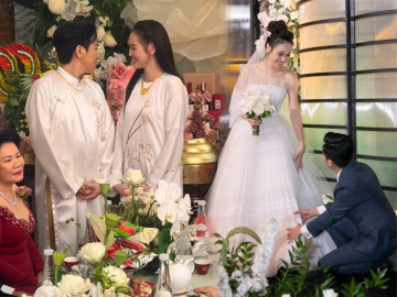 Giống hệt Đàm Thu Trang, vợ đẹp của Anh Đức cũng ghi điểm tinh tế, từ bỏ một món đồ để xứng đôi bên chồng