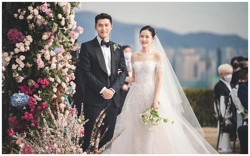 Son Ye Jin là ngọc nữ của màn ảnh xứ kim chi. Cô có cuộc hôn nhân hạnh phúc bên tài tử Hyun Bin. Cặp đôi có với nhau một em bé đáng yêu. 
