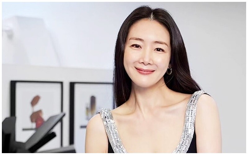 Choi Ji Woo là nữ diễn viên nổi tiếng của Hàn Quốc, cô được truyền thông gọi là “Nữ hoàng nước mắt” vì hay đóng những bộ phim trầm buồn. 
