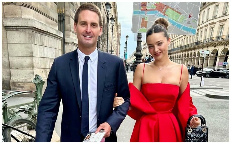 Vào tháng 7 vừa qua, Miranda Kerr sánh đôi chồng tỷ phú tại lễ khai mạc Olympic Paris ở Pháp. Siêu mẫu diện đầm đỏ quyến rũ khoe làn da trắng và vòng eo thon.
