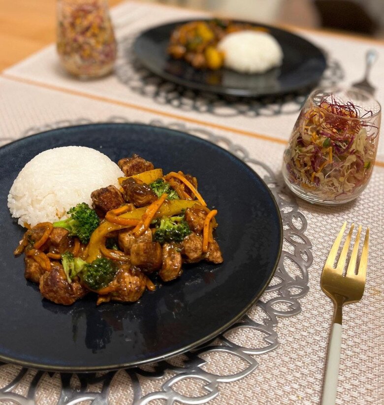 Cô vẫn ăn cơm trắng theo chu kỳ của riêng mình.