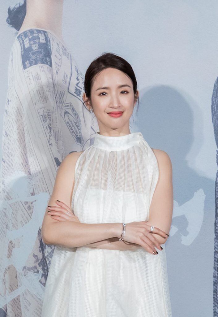 Lâm Y Thần là bà mẹ một con có vẻ ngoài trẻ trung.