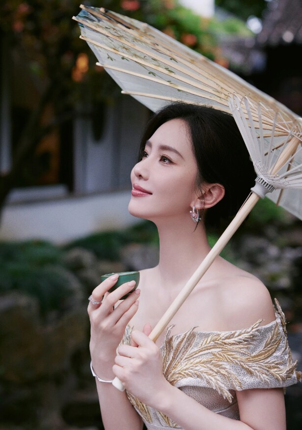 Cô luôn duy trì thói quen uống trà xanh.