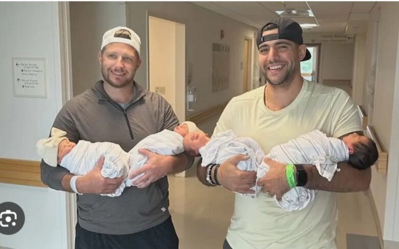 Hai người bạn hạnh phúc ôm cặp song sinh trong lòng.