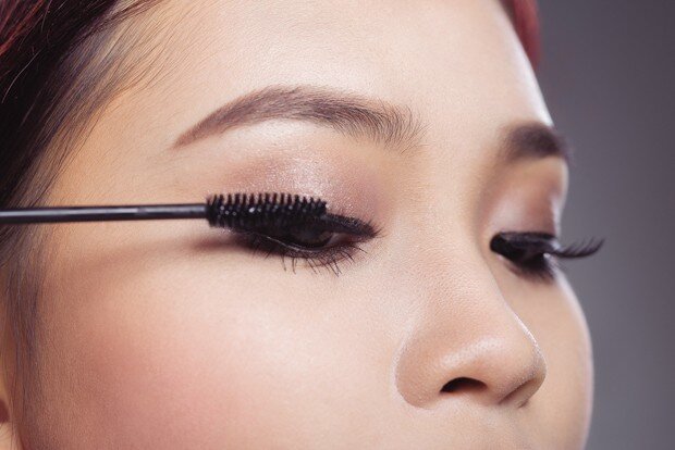 Dùng nhiều mascara vừa thiếu thẩm mỹ, còn dễ tích tụ bụi bẩn và lông mi dễ rụng hơn.