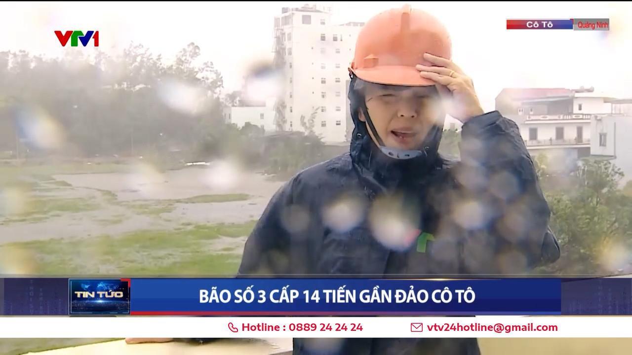 Lên hình giữa thời tiết vô cùng khắc nghiệt, phóng viên Tùng Thư liên tục phải giữ mũ, dùng tay gạt nước mưa hắt vào mặt.