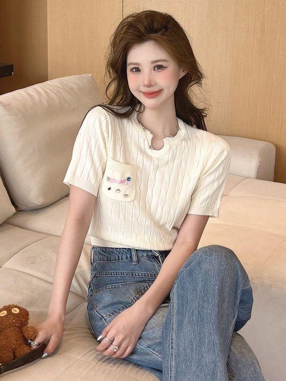 Sự kết hợp trẻ trung và năng động từ outfit áo len cộc tay và quần jeans.