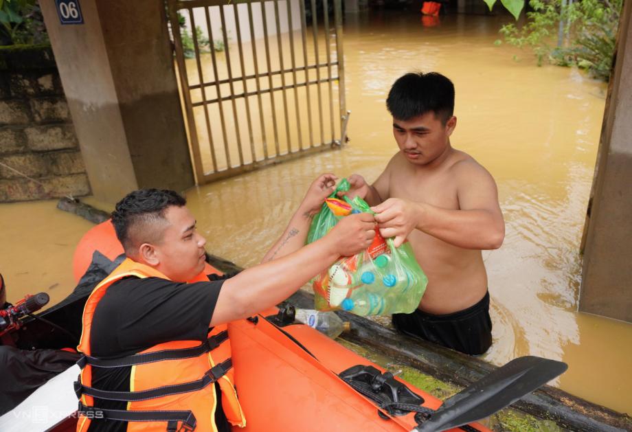 Mùa Trung Thu này, nhiều bữa ăn chìm vào biển lũ, vội vàng và âu lo.