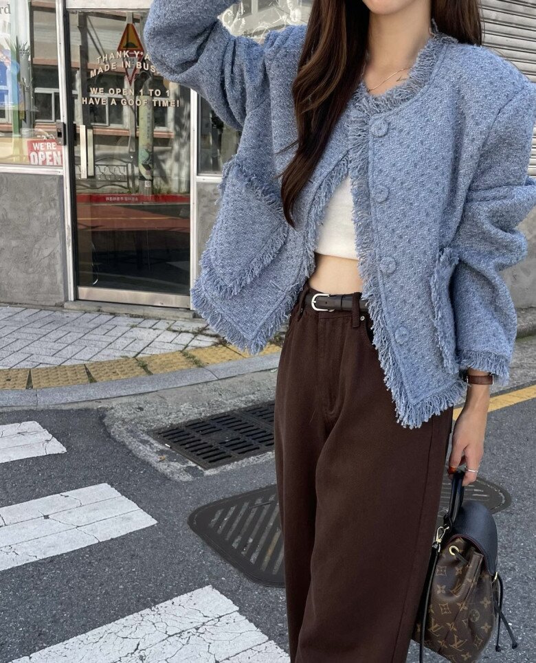 Thêm một kiểu áo được ưa chuộng chính là áo từ chất liệu tweed, vừa bền vừa dày dặn. Không chỉ có khả năng giữ ấm cơ thể mà những items này có tuổi thọ khá lâu, sử dụng trong thời gian dài vẫn khó hư hỏng. 