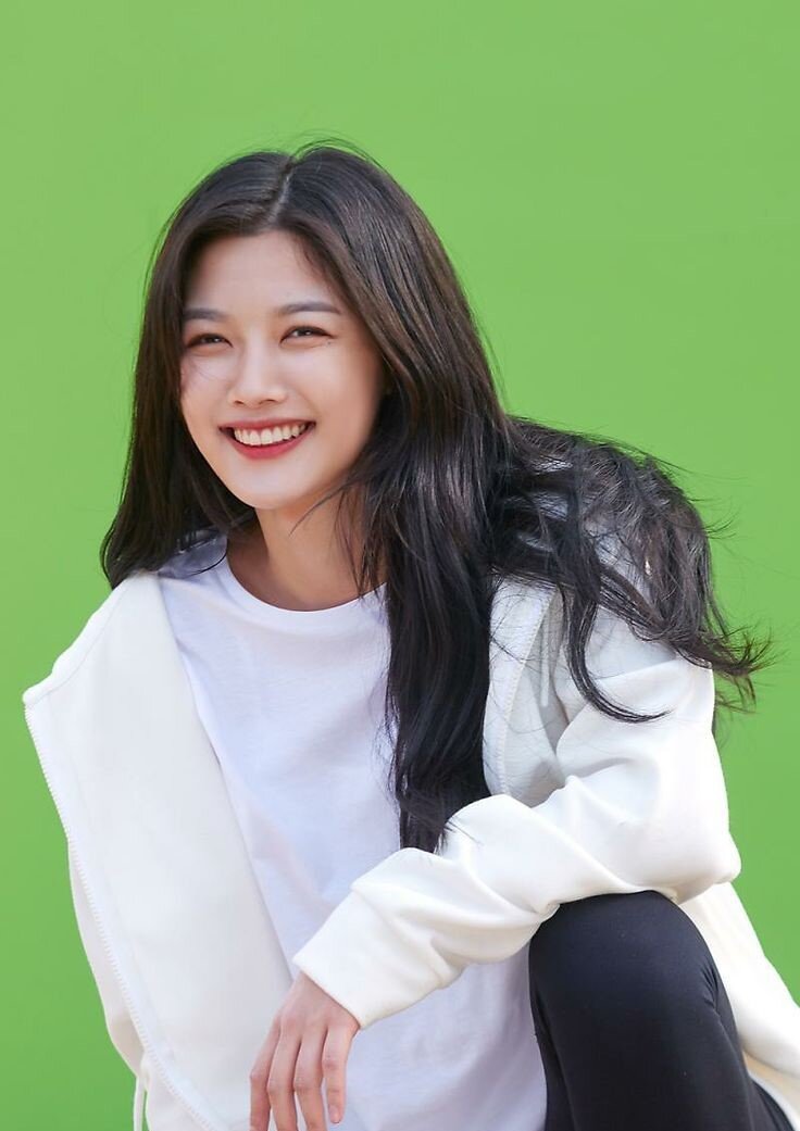 Nữ diễn viên Kim Yoo Jung với nụ cười tỏa sáng cùng gương mặt ưa nhìn.