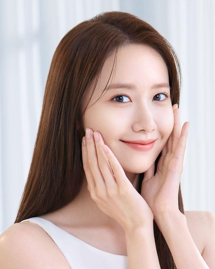 Yoona luôn làm sạch da, dưỡng ẩm, uống đủ nước ngủ đủ giấc, ăn nhiều trái cây, rau xanh, vì thế mặt mộc của cô luôn căng mọng và trắng sáng.