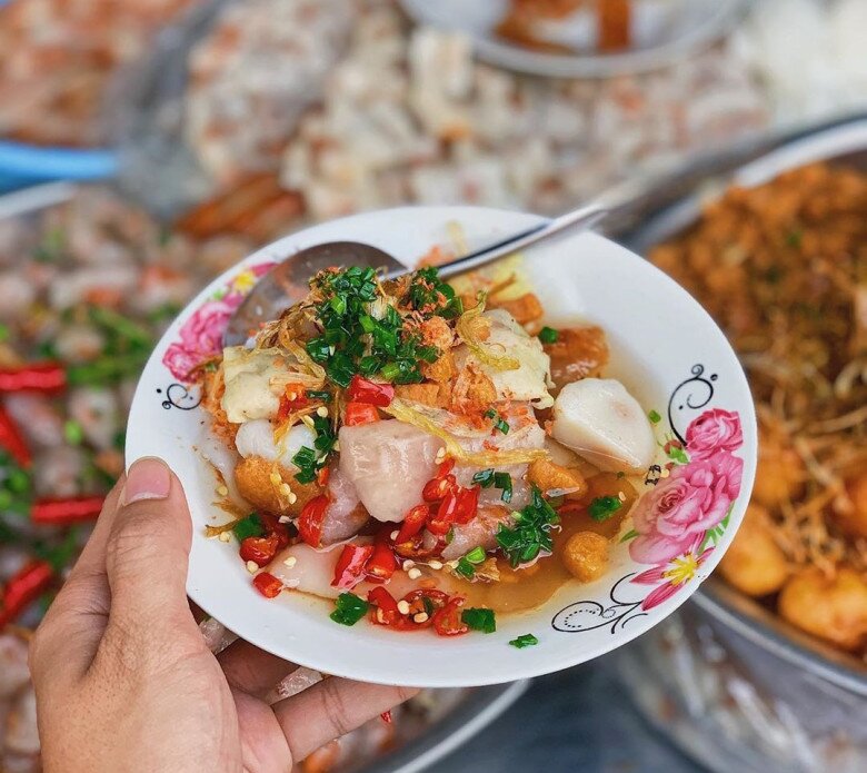 Mỗi dĩa bánh bèo thập cẩm đều được rưới đầy nước chấm mặn cay, mang đến hương vị đặc sắc, khó chối từ.