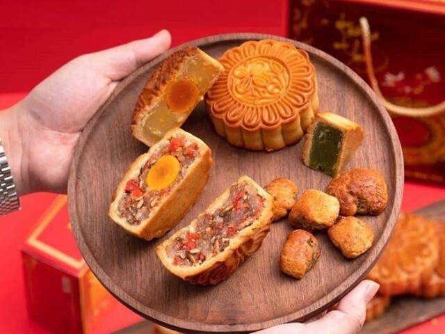 Điều đặc biệt ở bánh trung thu Xuân Đỉnh là quy trình làm bánh hoàn toàn thủ công.