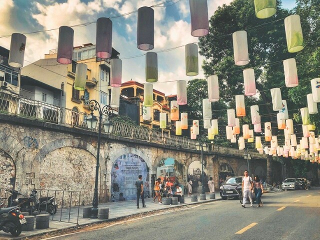 Khác hẳn với sự sôi động của phố Hàng Mã, Phùng Hưng mang đến một vẻ đẹp cổ điển, tĩnh lặng.