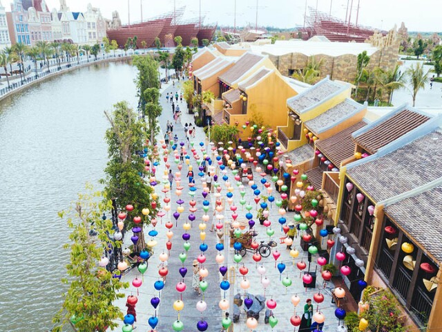 Hàng ngàn chiếc đèn lồng đủ màu sắc được treo khắp các con phố, từ những ngôi nhà cổ kính đến những cây cầu nhỏ xinh.