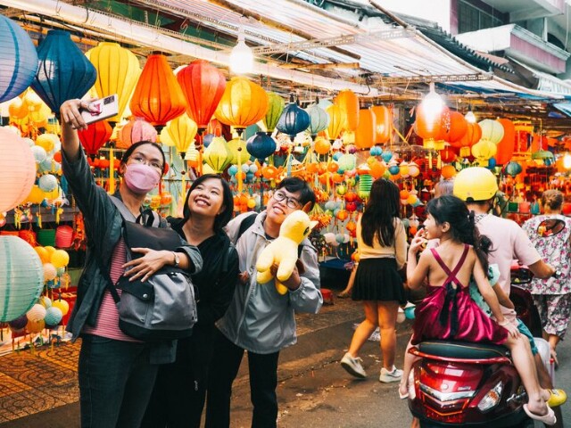 Mỗi dịp Trung thu về, phố Lương Nhữ Học lại khoác lên mình một tấm áo mới lộng lẫy. Giới trẻ có dịp vui chơi, chup ảnh kỉ niệm.