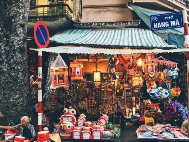 Không chỉ là thiên đường đèn lồng, phố Hàng Mã còn là nơi hội tụ đủ loại đồ chơi Trung thu truyền thống.