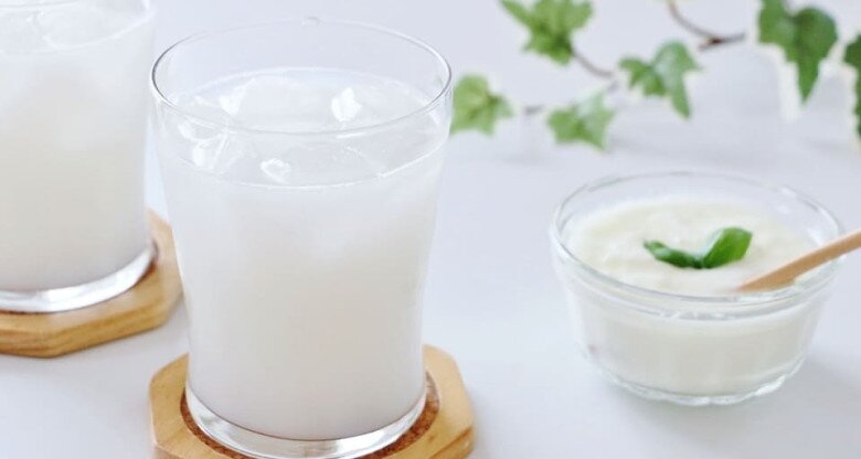 Bà thường sử dụng loại đồ uống có hương sữa chua nổi tiếng ở Nhật mỗi sáng nhưng chuyên gia khuyên không nên lạm dụng. (Ảnh minh họa)