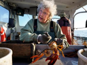 Sức khỏe - Cụ bà 104 tuổi vẫn ra khơi đánh bắt hải sản, tiết lộ "nếu không làm điều này, cuối đời sẽ ngồi xe lăn"