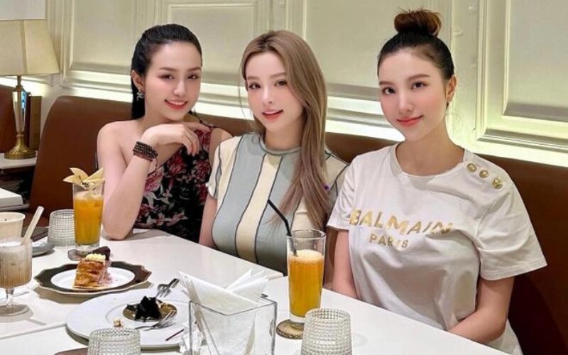 3 hot girl đình đám Hà Thành - Hương Baby (vợ Tuấn Hưng), Huyền Baby, và Hạnh Sino, không chỉ nổi tiếng với tình bạn thân thiết mà còn được cư dân mạng ưu ái gọi là "phú bà". Dù đã chạm ngưỡng U40, cả 3 vẫn khiến nhiều người ngưỡng mộ với nhan sắc trẻ trung, rạng ngời.