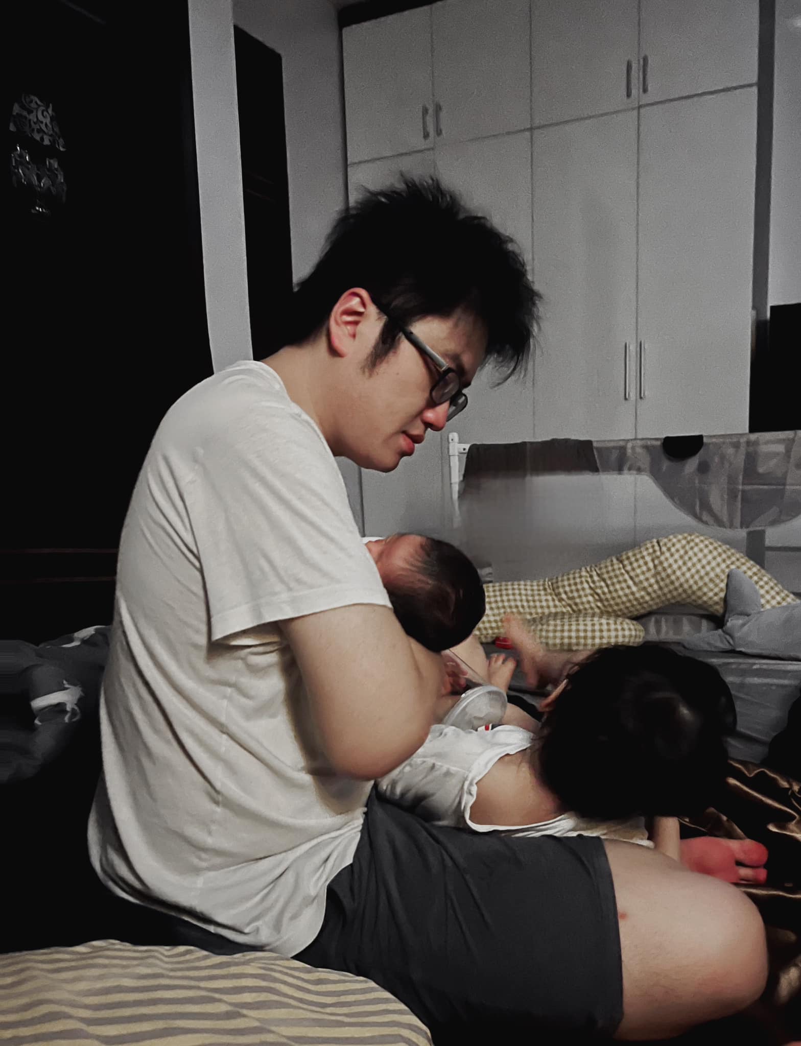 Người chồng luôn đồng hành cùng nữ MC trong suốt trình mang thai và sinh con.