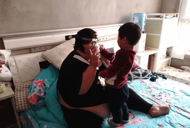 Con trai lớn hỗ trợ Dương Như khi thở oxy.