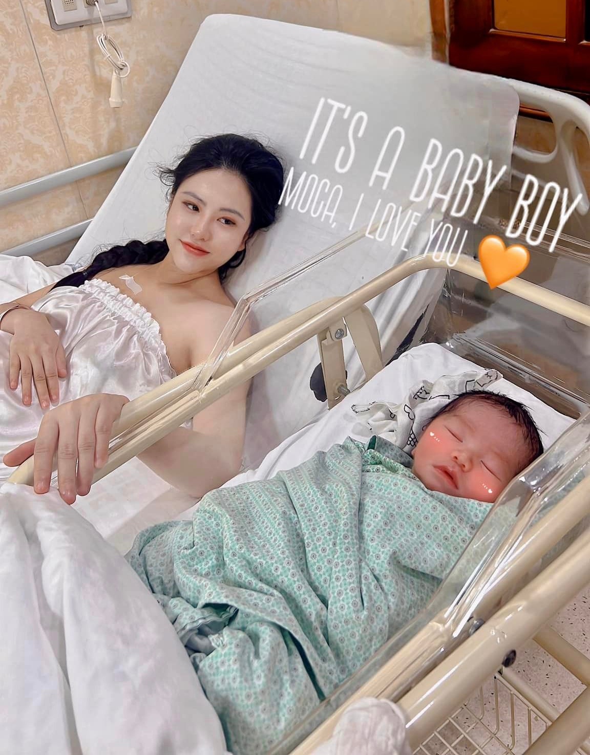 MC Mai Anh Thư cùng con trai thứ 2 sau ca sinh mổ thành công.