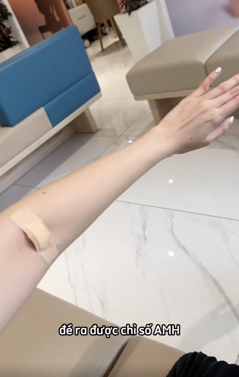 Thanh Thanh Huyền làm các thủ tục xét nghiệm máu để đo chỉ số AMH.