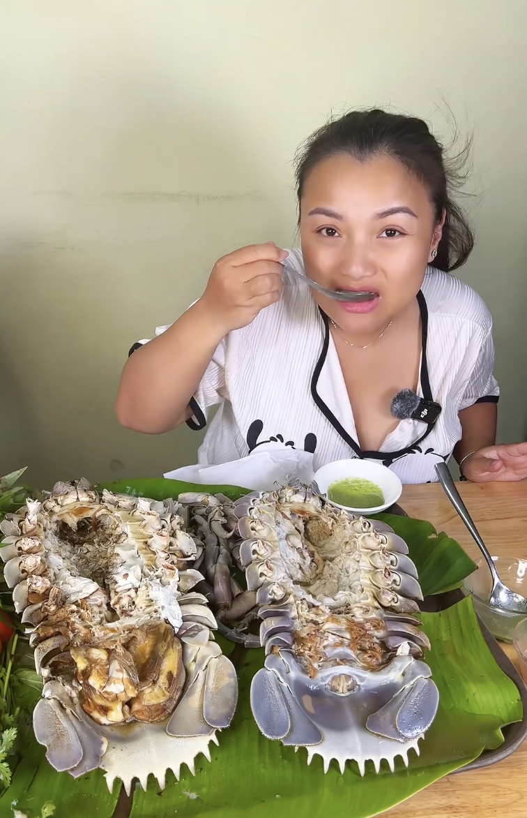 Quỳnh Trần JP thưởng thức món bọ biển.