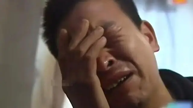 Người chồng khóc ngất khi nghe tin dữ.