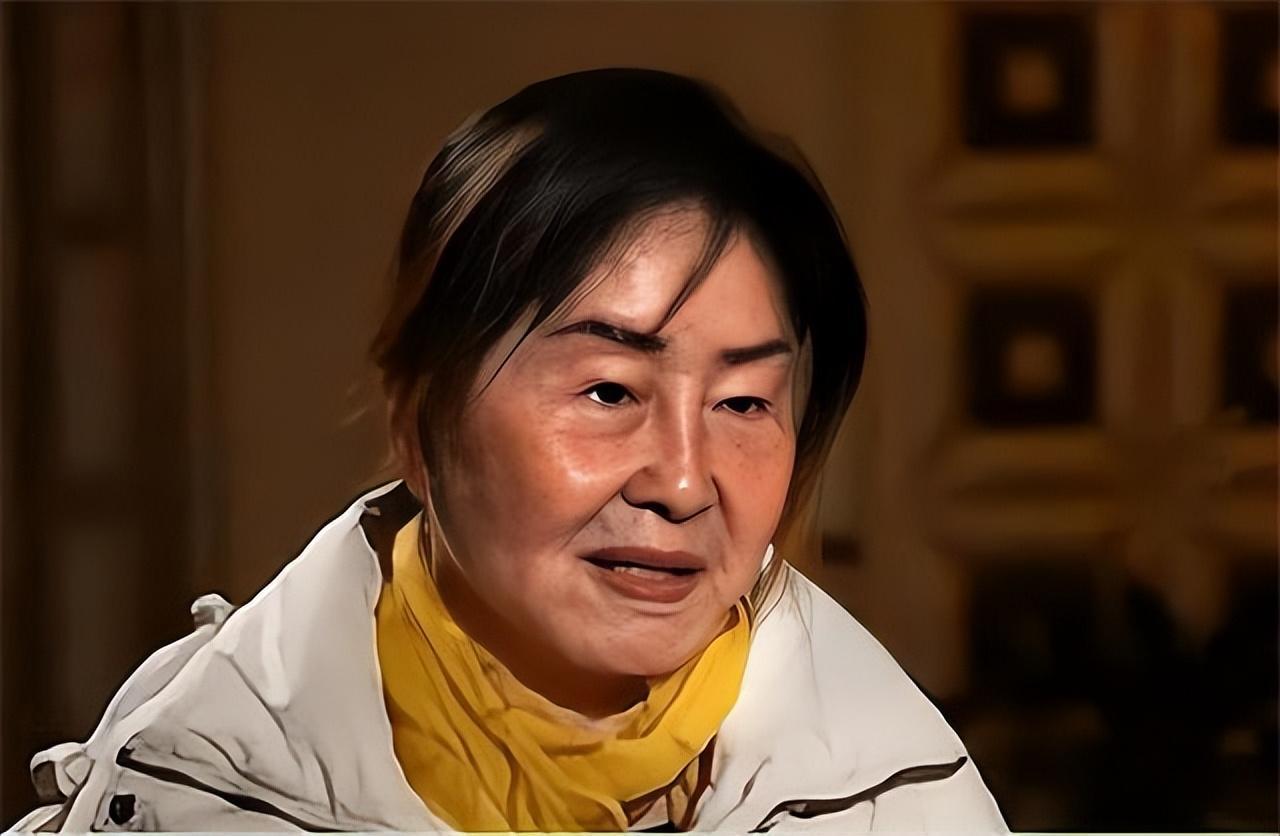 Sau sinh con, gương mặt của Hồ Quyên thay đổi như 1 bà lão.