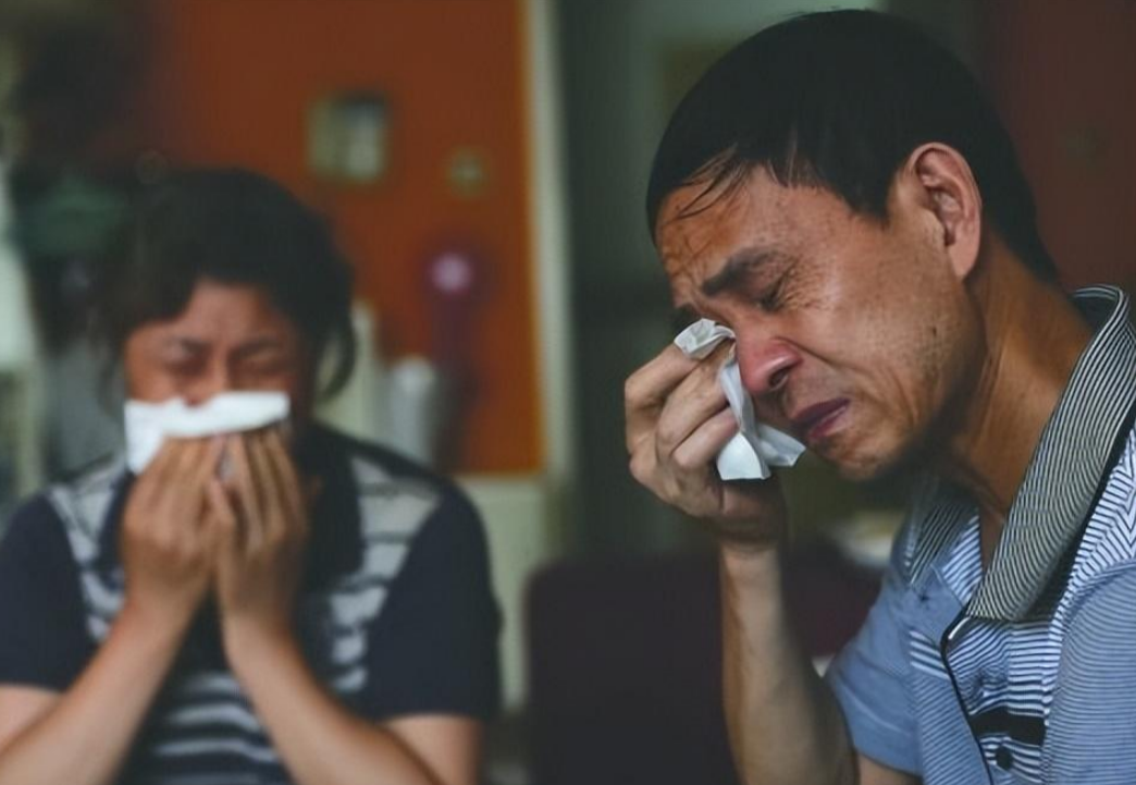 Cha mẹ La Hồng Linh khóc ngất khi nghe tin dữ về con gái.