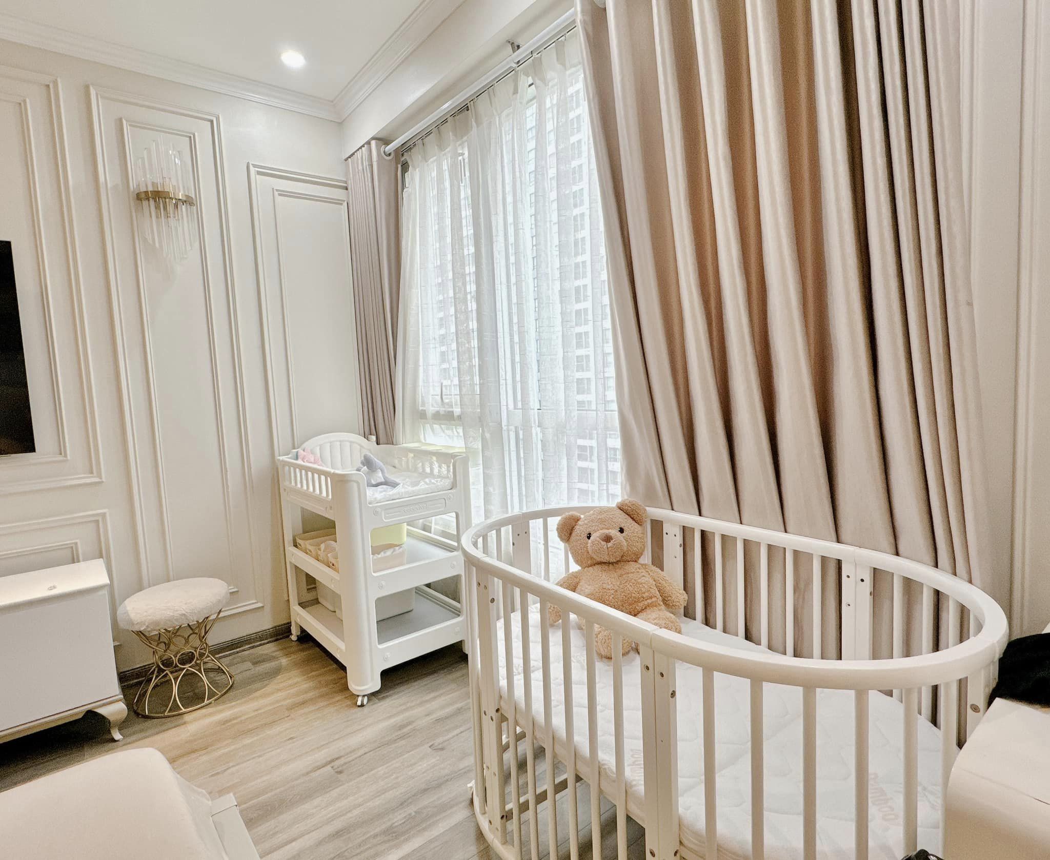 Vợ chồng Ly Kute cùng con trai háo hức chuẩn bị phòng cho em bé chào đời.