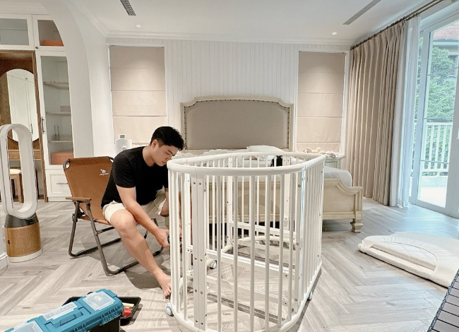 Ông xã Ly Kute tự tay chuẩn bị đồ đạc chờ đón con chào đòi.