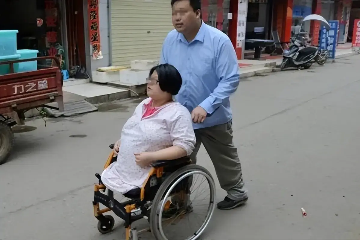 Lữ Quyên muốn mang thai sau dù là người tàn tật.