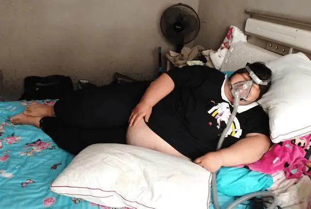 Bà bầu nặng 203kg phải thở oxy, quyết amp;#34;đánh cượcamp;#34; mạng sống bất chấp lời cảnh báo từ bác sĩ - 1