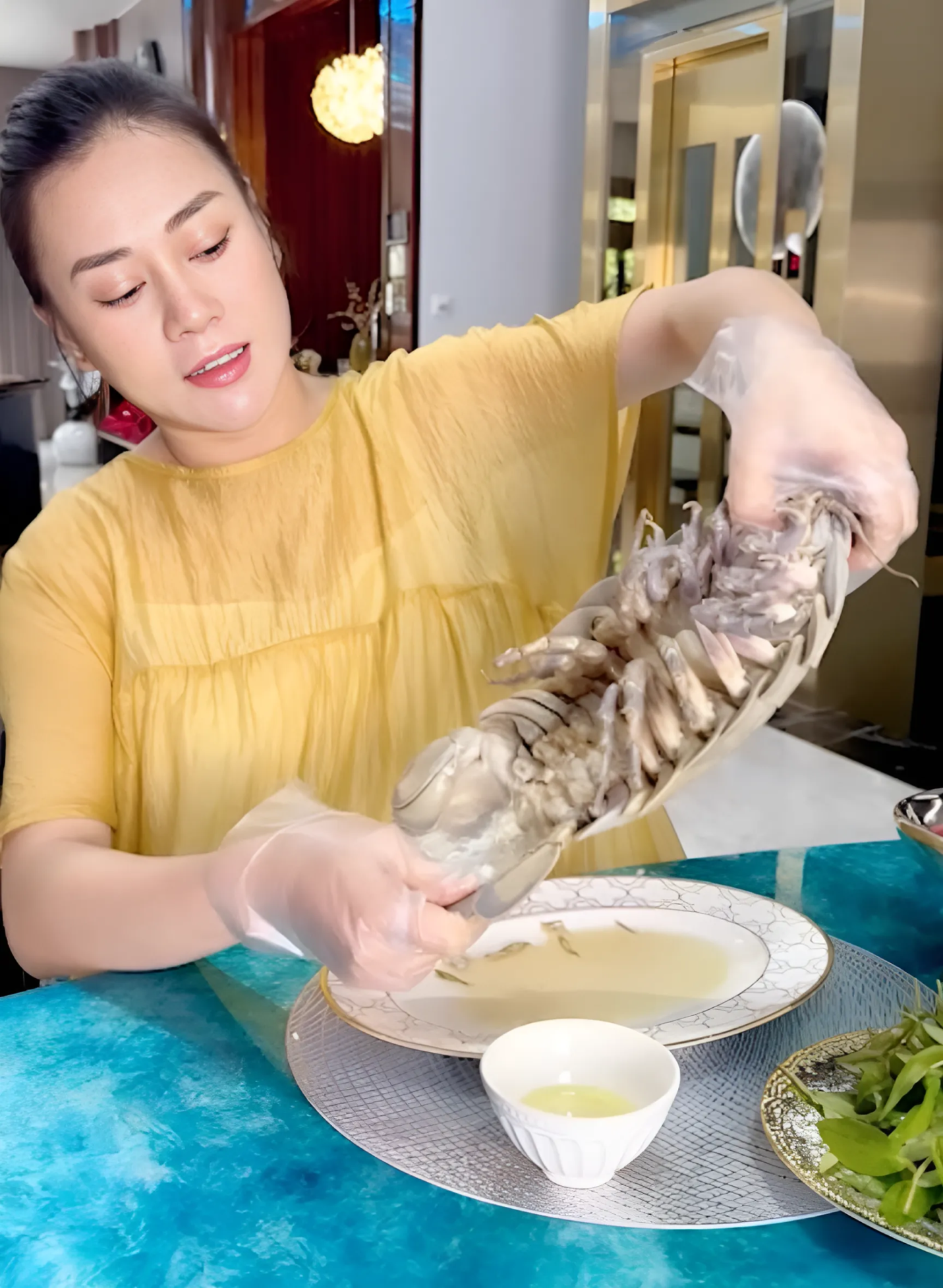 Phương Oanh trước đây cũng từng thưởng thức món bọ biển này trong thai kỳ.
