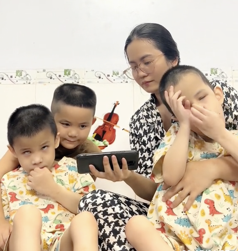 Chi Phượng bên cạnh 3 con trai của mình.