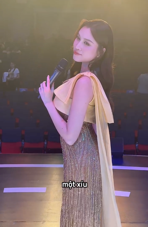 Chiếc bụng có vẻ to hơn bình thường sau khi tiêm thuốc kích trứng của nữ MC.