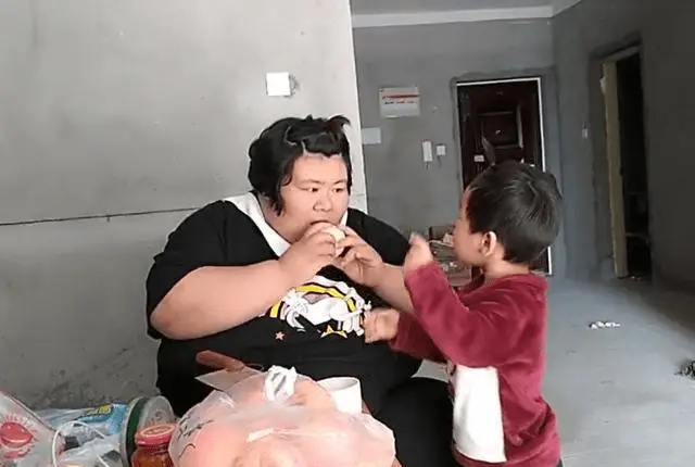 Dương Như cùng con trai lớn.