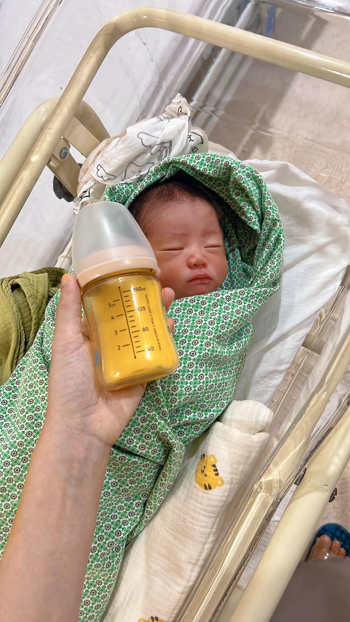 Những giọt sữa non quý giá đầu tiên của người mẹ dành cho con trai.