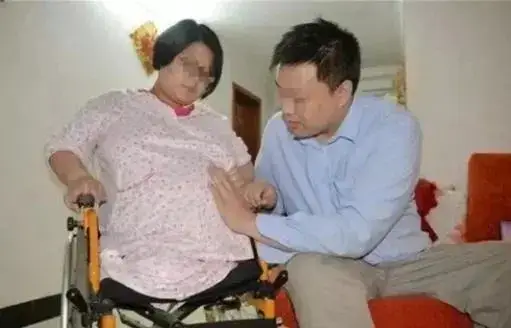 Người chồng luôn ở bên đồng hành cùng Lữ Quyên trong suốt thai kỳ.