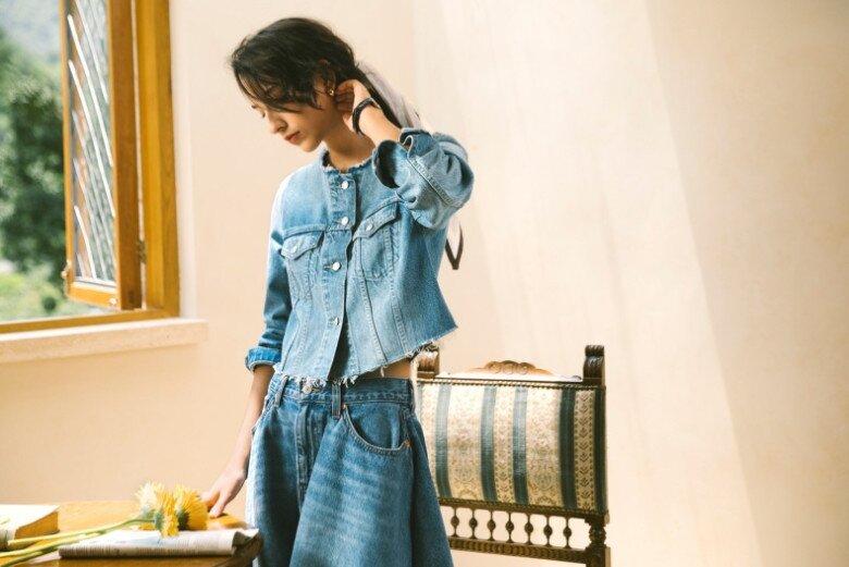 Phối váy denim chữ A theo phong cách denim-on-denim sẽ mang đến nét độc đáo cho các nàng.