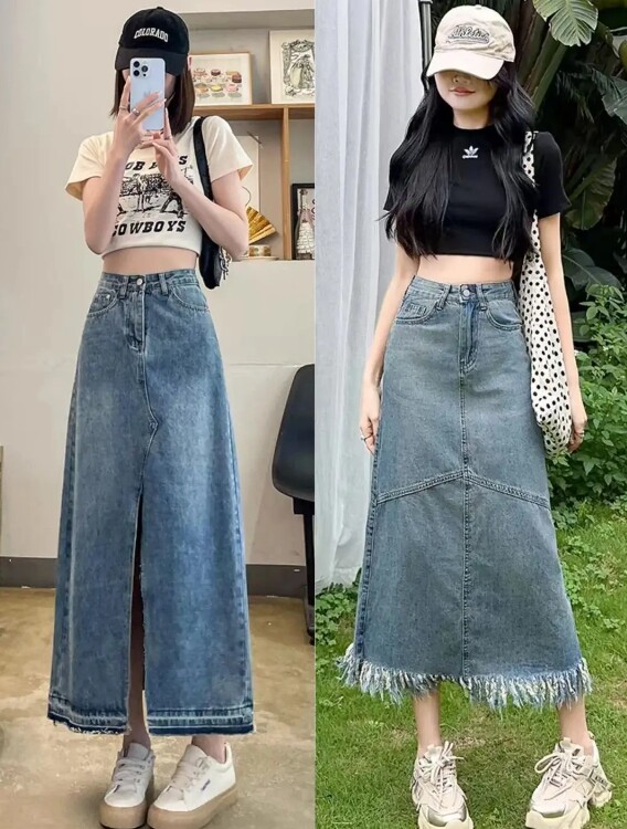 Áo thun crop top cùng chân váy denim giúp chị em khoe eo thon và kéo dài chân.