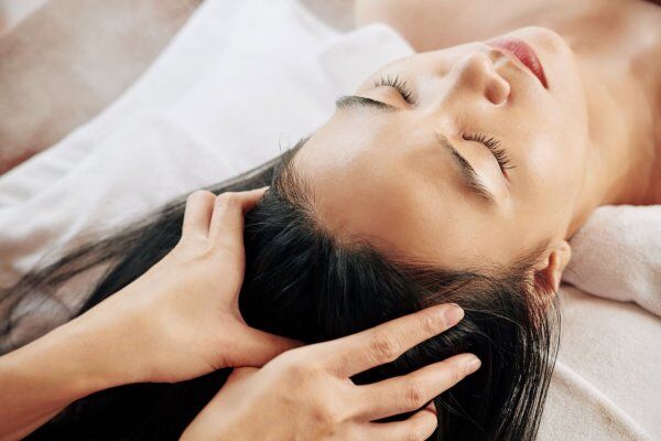 Massage da đầu giúp lưu thông máu tốt hơn, đưa dưỡng chất tới nuôi dưỡng tóc. (Ảnh minh họa)