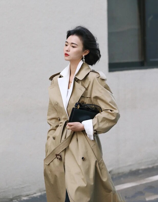 Áo khoác trench coat có thể giúp che đi khuyết điểm vóc dáng là sở thích của các nàng công sở.