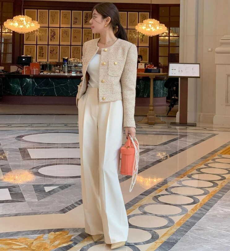 Với outfit này bạn cũng nên chú ý phối màu sắc nhẹ nhàng và tươi trẻ, có thể tránh được việc trông quá già và có thể sử dụng bất kể mùa nào.