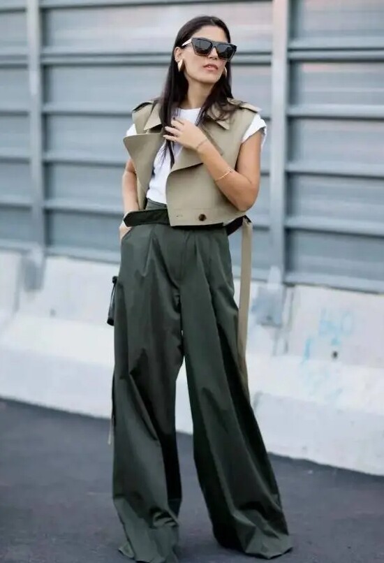 Phối áo trench coat kiểu crop top với áo phông trắng tạo cảm giác xếp lớp, diện cùng quần ống rộng với thiết kế cạp cao khéo léo kéo dài chân.